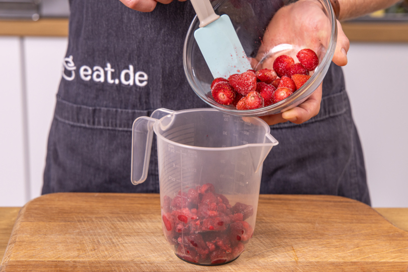 Erdbeeren in den Messbecher geben