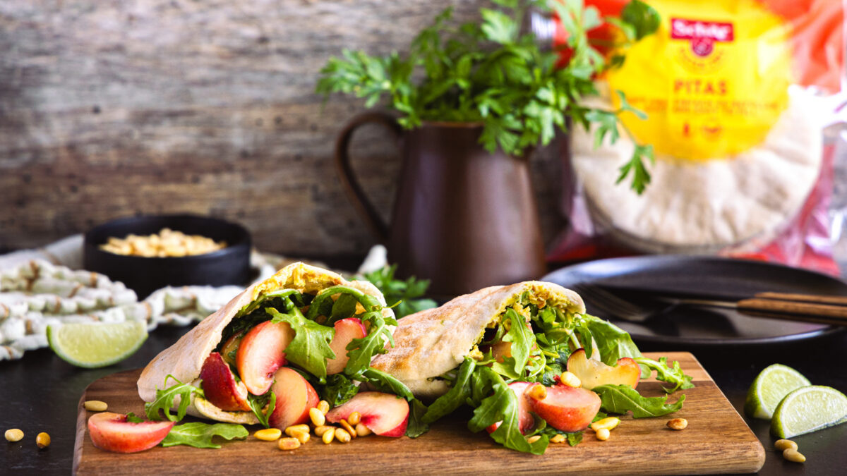 Vegetarisch gefüllte Pita-Tasche nach orientalischer Art