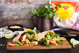 Vegetarisch gefüllte Pita-Tasche nach orientalischer Art