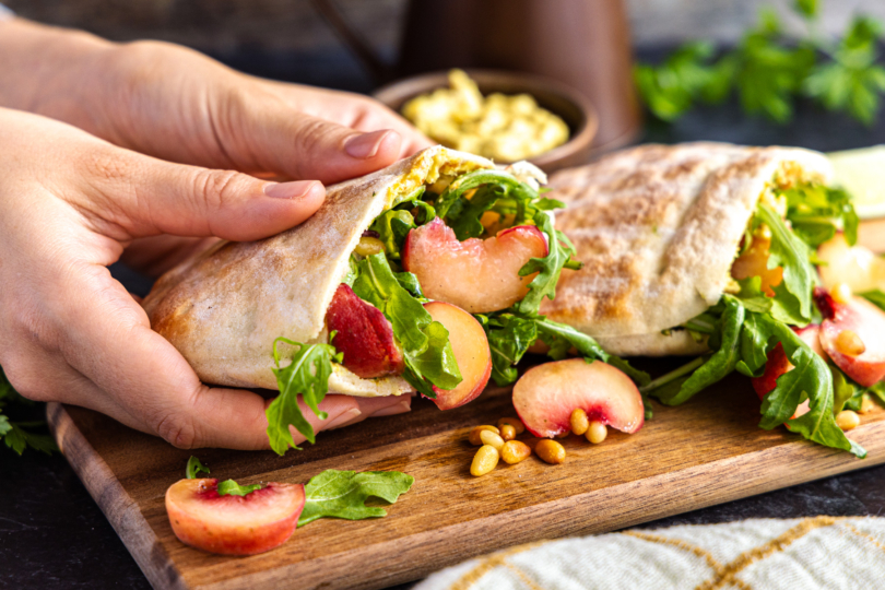 Vegetarisch gefüllte Pita-Tasche nach orientalischer Art