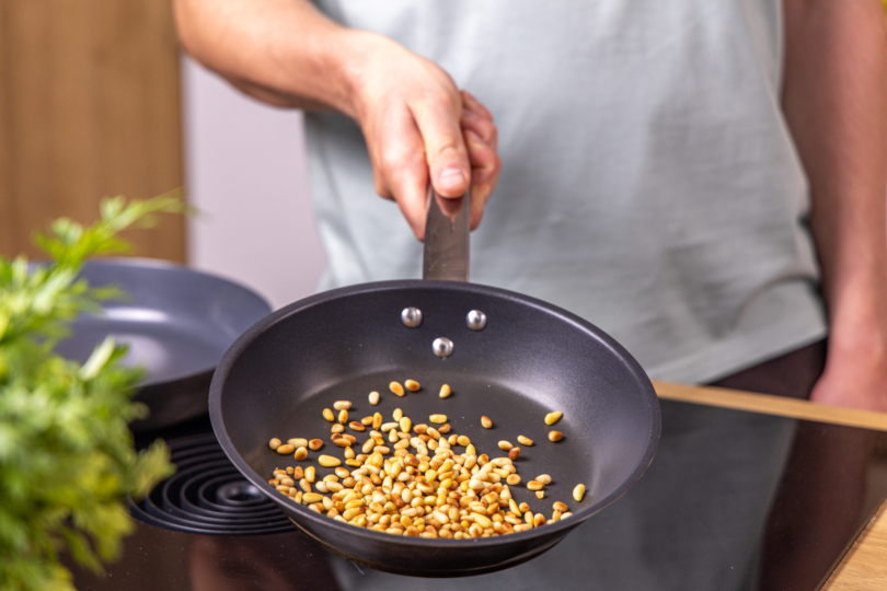 Pinienkerne in der Pfanne anrösten