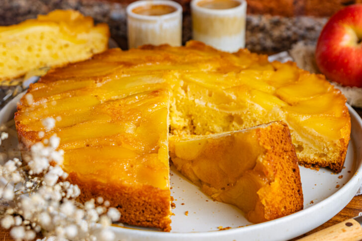 Stück gestürzter Apfelkuchen