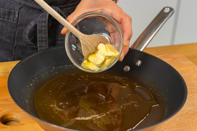 Butter zu geschmolzenem Zucker geben