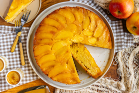 Gestürzter Apfelkuchen frisch gebacken