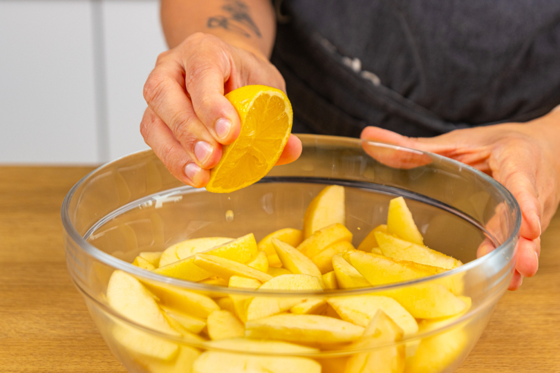 Zitronensaft darüber geben