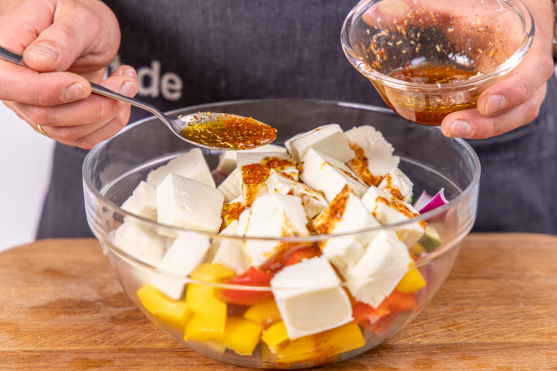 Gemüse und Halloumi marinieren