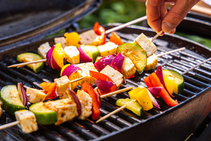 Halloumi-Grillspieße auf den Grill legen