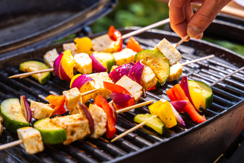 Halloumi-Grillspieße auf den Grill legen