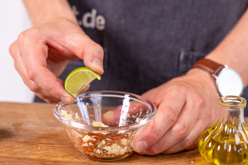 Limettensaft auspressen