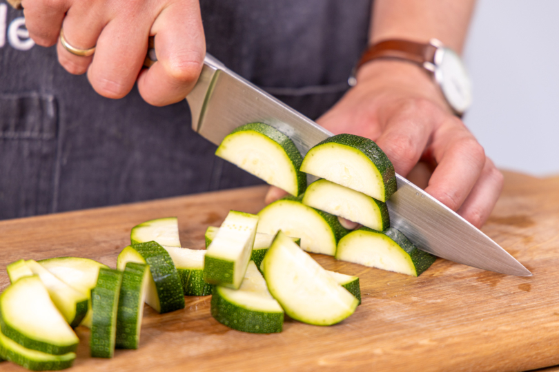 Zucchini in Halbmonde schneiden