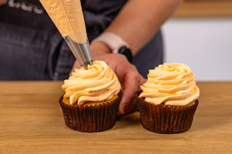 Halloween Cupcakes mit der Creme verzieren