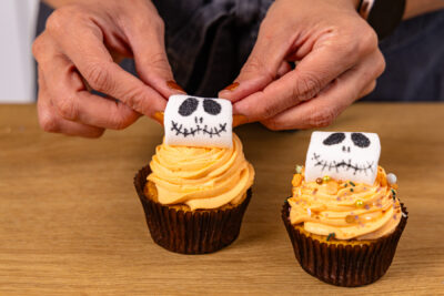 Halloween-Cupcakes dekorieren
