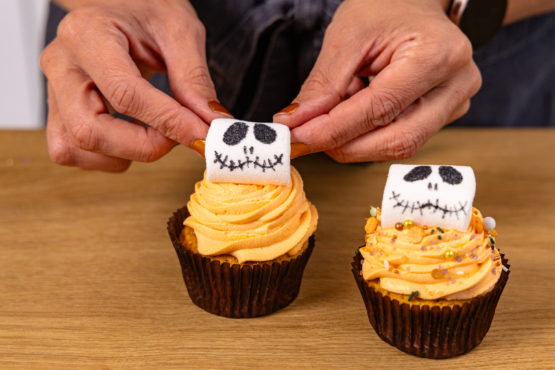 Halloween-Cupcakes dekorieren