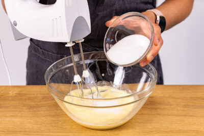 Butter mit Zucker aufschlagen