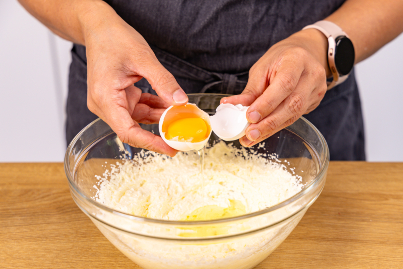 Eier zum Rührteig geben