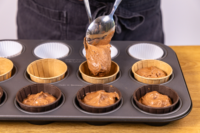 Teig in die Muffinmulden füllen