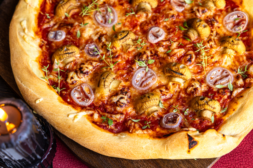 Halloween Pizza mit Totenköpfen