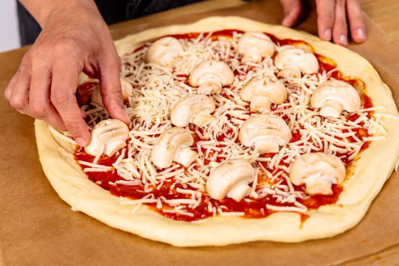 Halloween Pizza mit Totenköpfen belegen