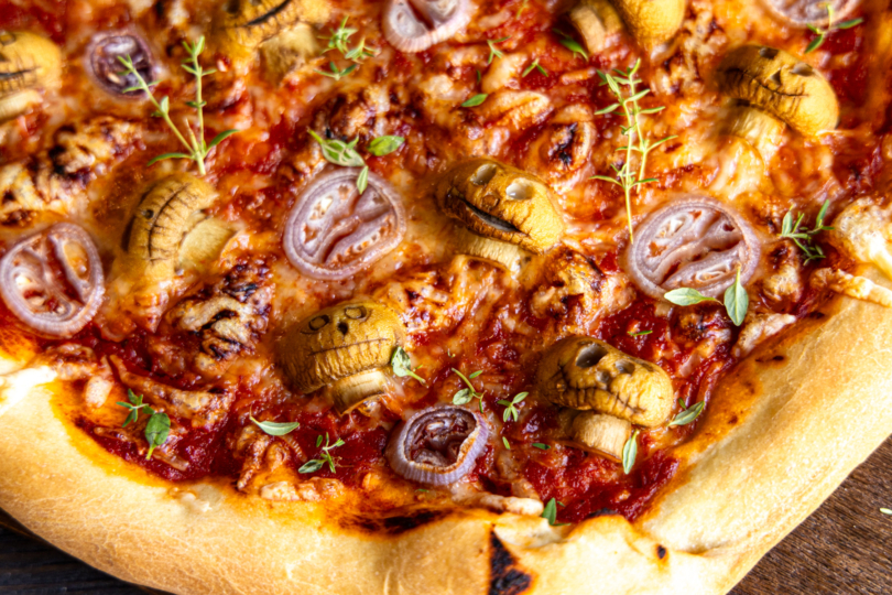 Halloween Pizza mit Totenköpfen