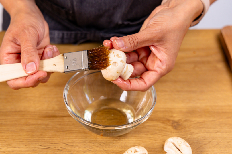Pilze mit Öl einstreichen