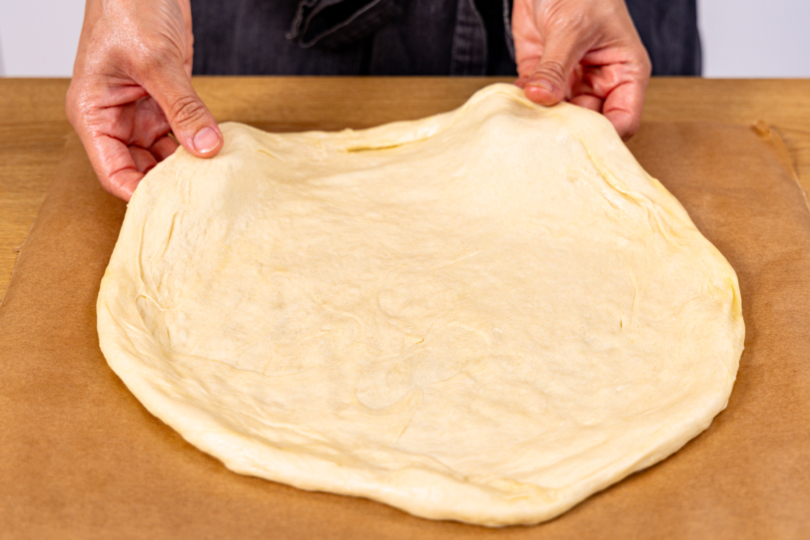 Pizzaboden auf Backpapier ausformen