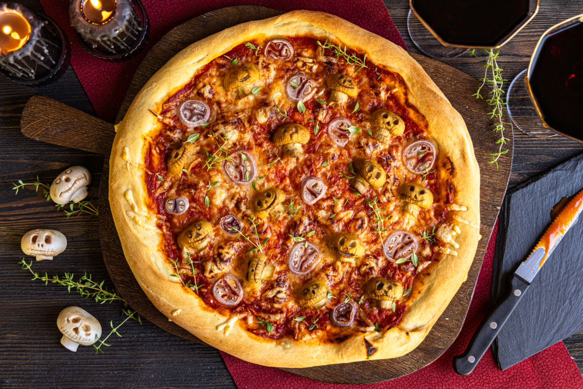 Halloween Pizza mit Totenköpfen