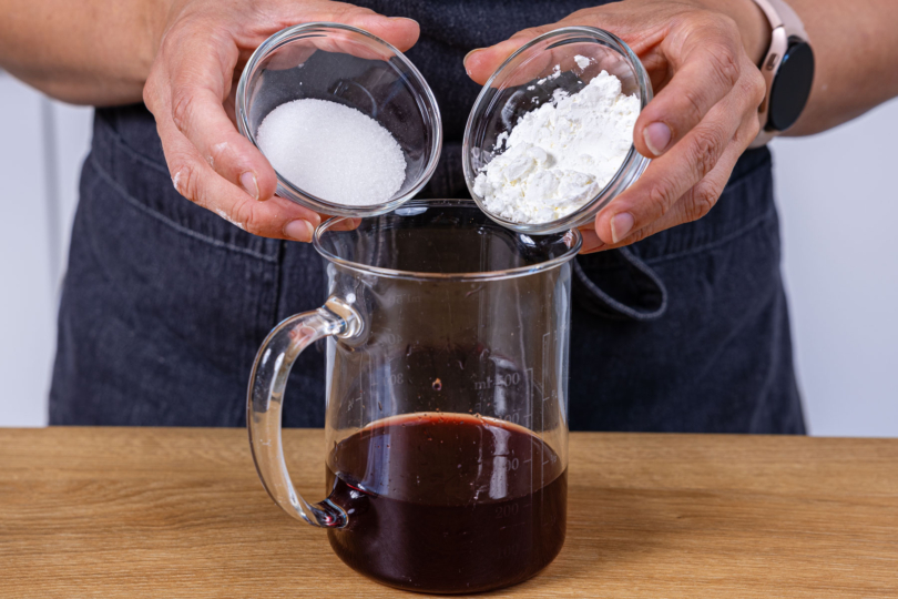 Zucker und Stärke zum Kirschsaft geben
