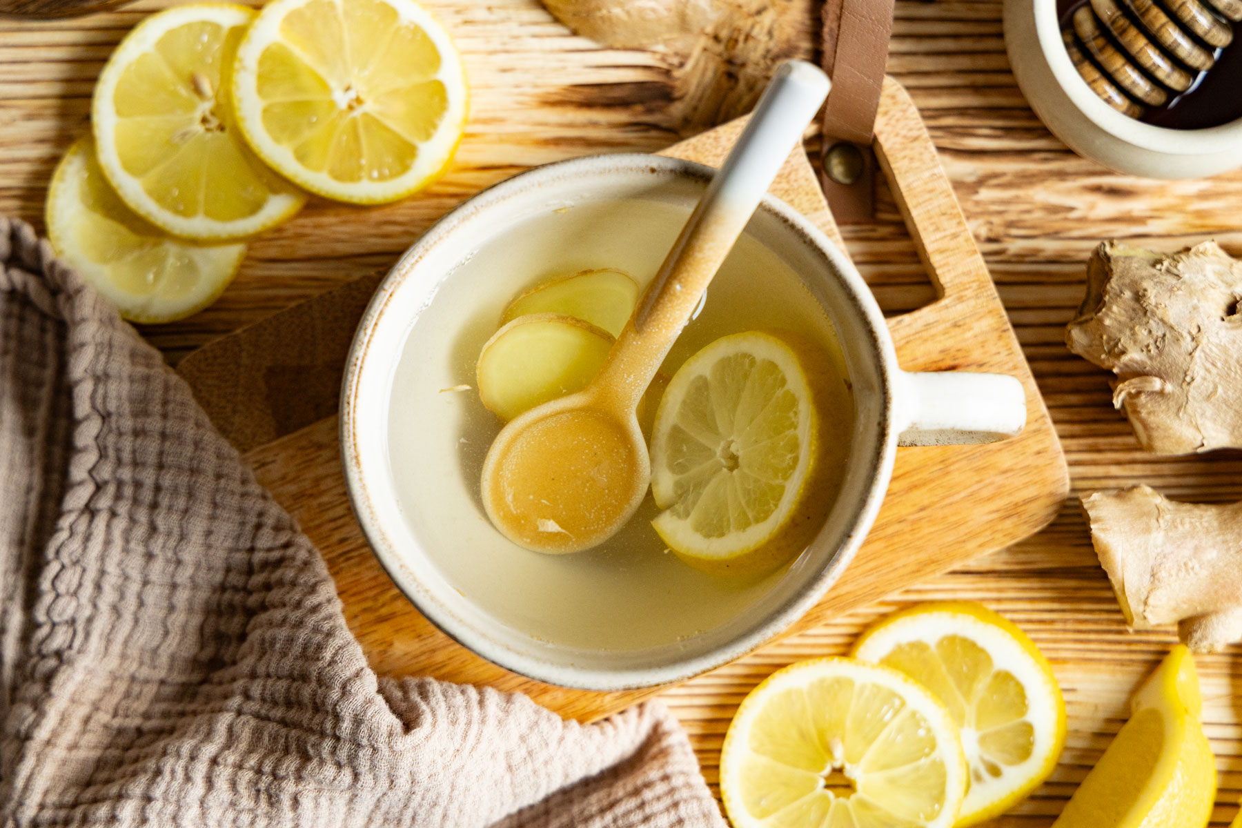 Heißer Ingwer-Zitronen-Tee Heißer Ingwer-Zitronen-Tee