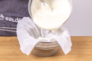 Joghurt-Sahne-Masse umfüllen