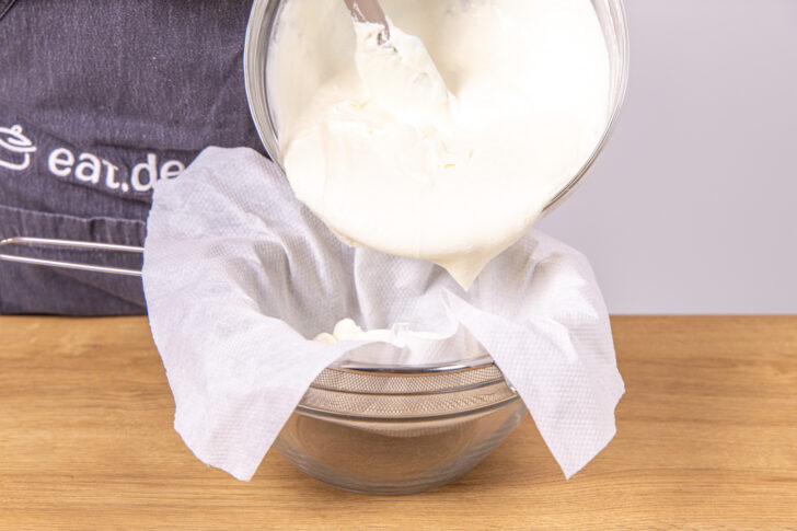 Joghurt-Sahne-Masse umfüllen