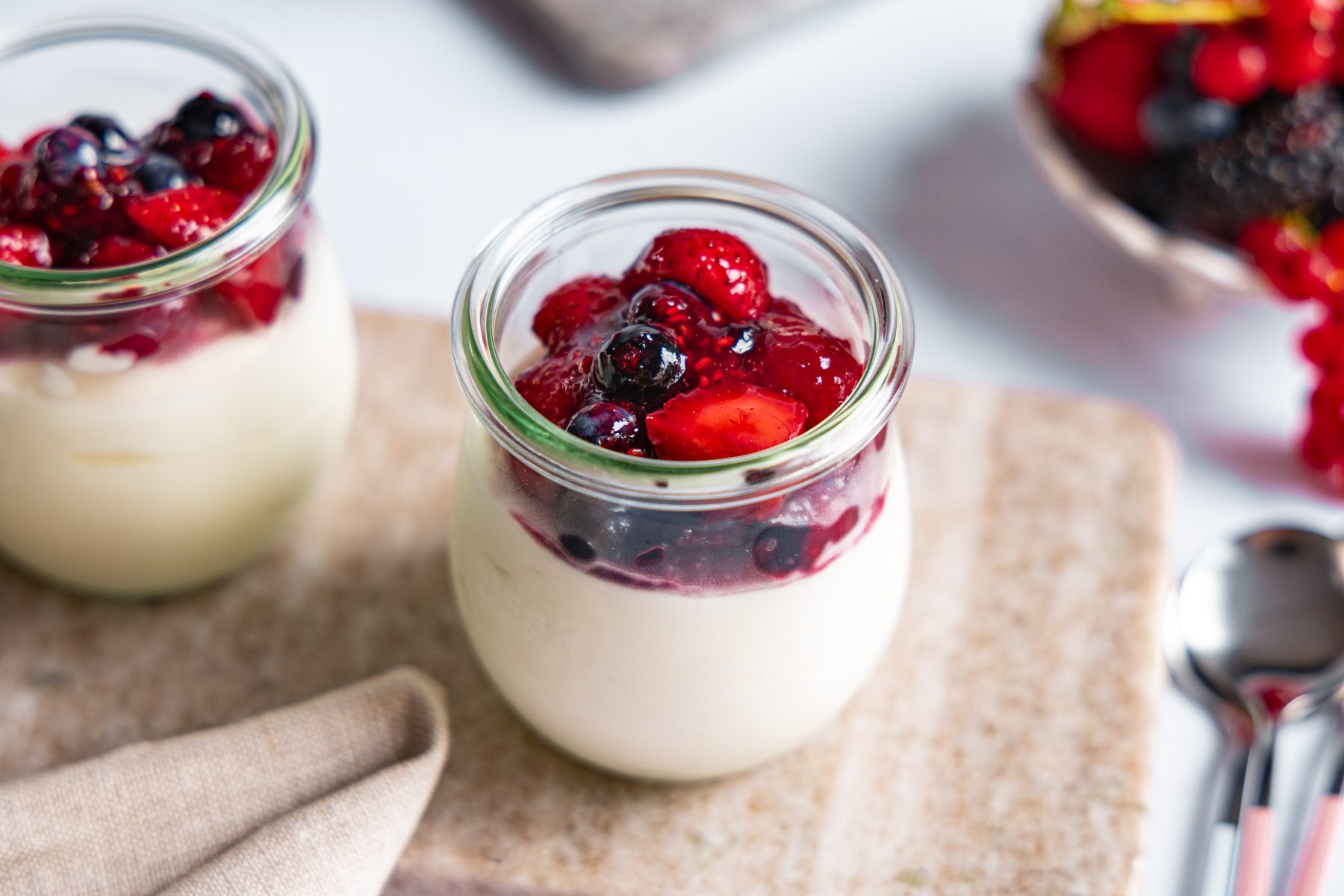 Joghurtbombe im Glas: schnelles & leichtes Dessert