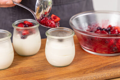 Beerentopping auf den Joghurt geben