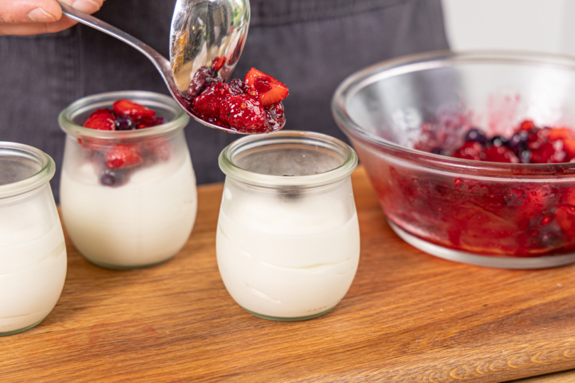 Beerentopping auf den Joghurt geben