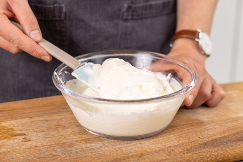 Joghurtcreme mischen