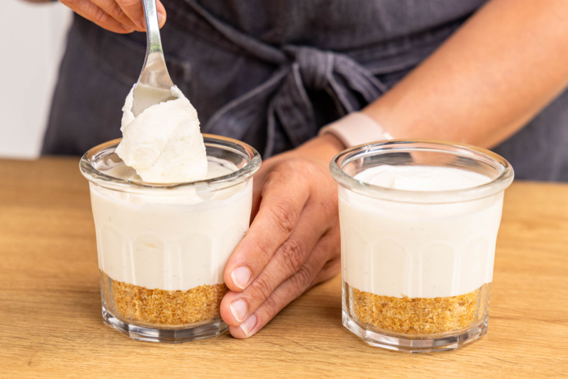 Creme ins Glas füllen