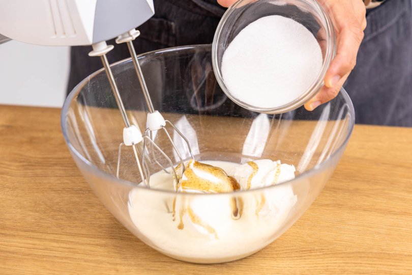 Zucker zur Mascarpone geben