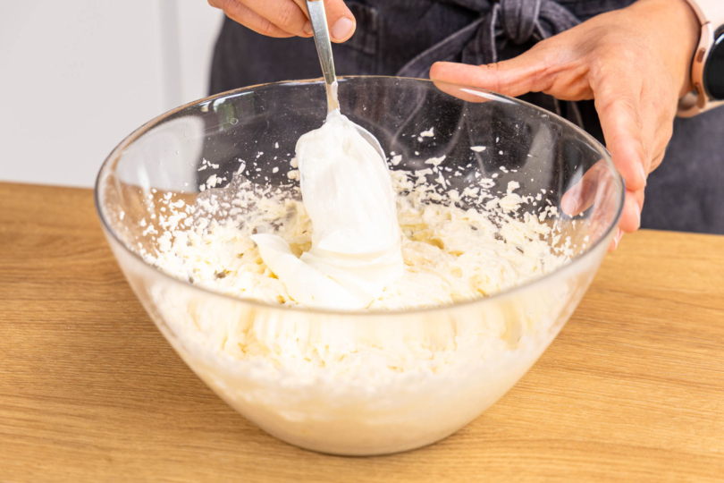 Quark unter die Mascarponecreme rühren