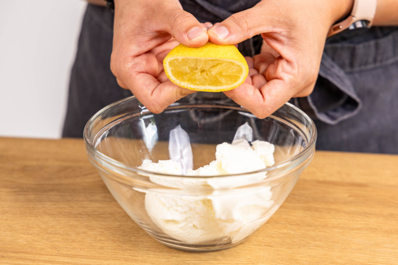 Zitronesaft zum Quark geben