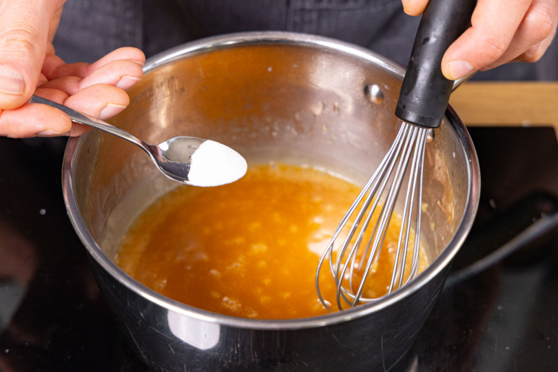 Backnatron zu dem Karamell geben.