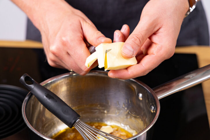 Butter zu dem Zucker geben.