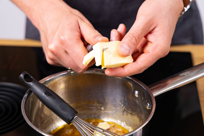 Butter zu dem Zucker geben.
