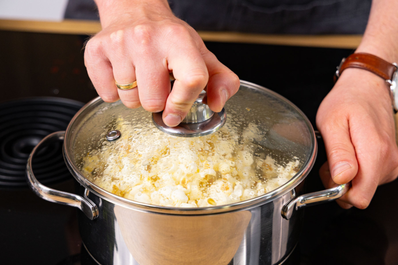 Deckel auf den Topf geben.