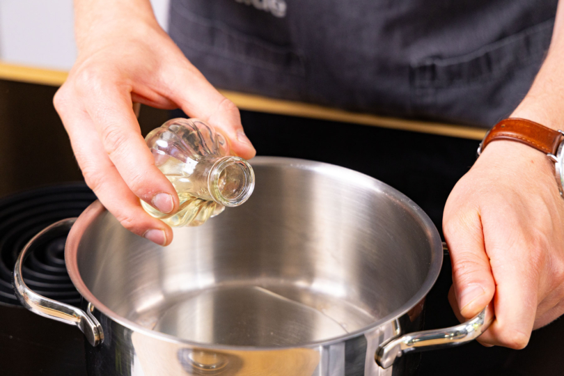 Öl in den Topf geben.