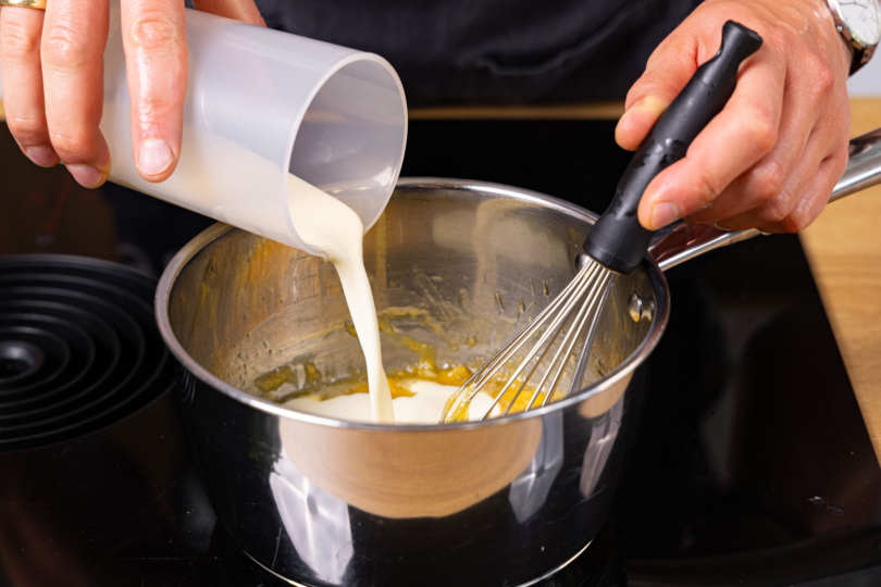Sahne in den Topf geben.