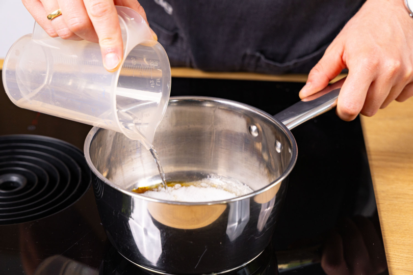 Wasser zum Zucker geben.