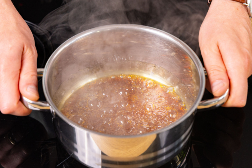 Zucker schmelzen lassen.
