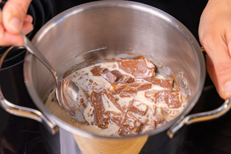 Schokolade mit Sahne schmelzen