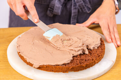Tortenboden mit Creme einstreichen