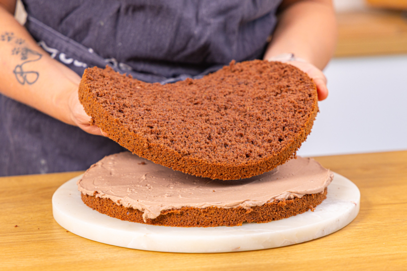 Tortenboden auf Torte legen