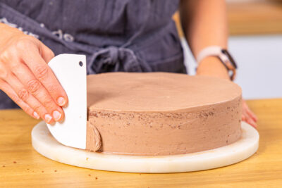 Torte mit Creme einstreichen